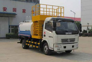 多功能灑水車——東風(fēng)多利卡升降平臺灑水車
