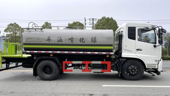 國(guó)六東風(fēng)天錦灑水車側(cè)面 國(guó)六東風(fēng)天錦灑水車側(cè)面